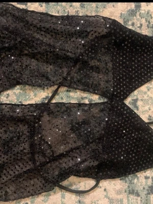 Glittrig topp - Perfekt till nyår, storlek S men jag skulle säga att den passar storlek M också. Skriv för frågor eller fler bilder 💞