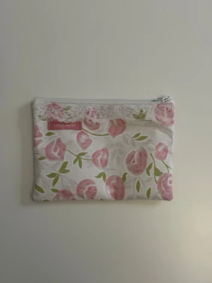 Handgjord necessär av second hand tyger - En handgjord necessär utav second hand tyger. Unik, hållbar och perfekt för att samla alla dina vardagsfavoriter i väskan. Fodrad och stängs med dragkedja. Endast ett unikt exemplar.                  Instagram: secondstitch.bymatilda 💕