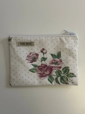 Handgjord necessär av second hand tyger - En handgjord necessär utav second hand tyger. Unik, hållbar och perfekt för att samla alla dina vardagsfavoriter i väskan. Fodrad och stängs med dragkedja. Endast ett unikt exemplar.                  Instagram: secondstitch.bymatilda 💕