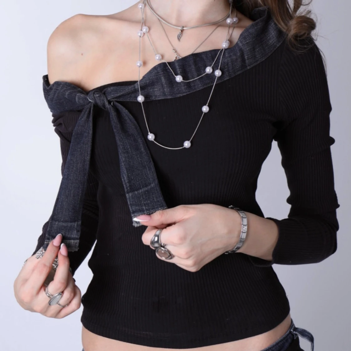 Svart långärmad offshoulder topp med denimdetalj