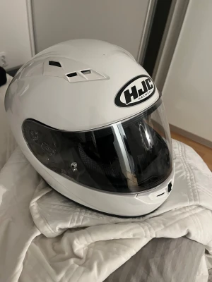 Moppe hjälm  - Vit HJC moppe hjälm i storlek M. Ser ut som ny, kolla bild 4 för små repor som knappast syns.