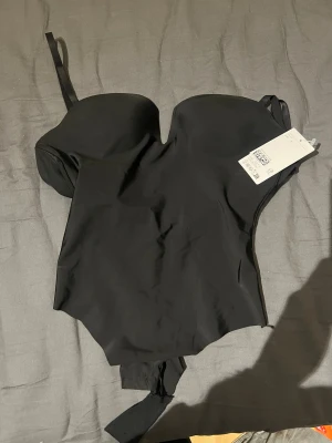 Svart body från hm - Säljer den eftertraktade bodyn från hm! Aldrig använd och har prislappen kvar🩷