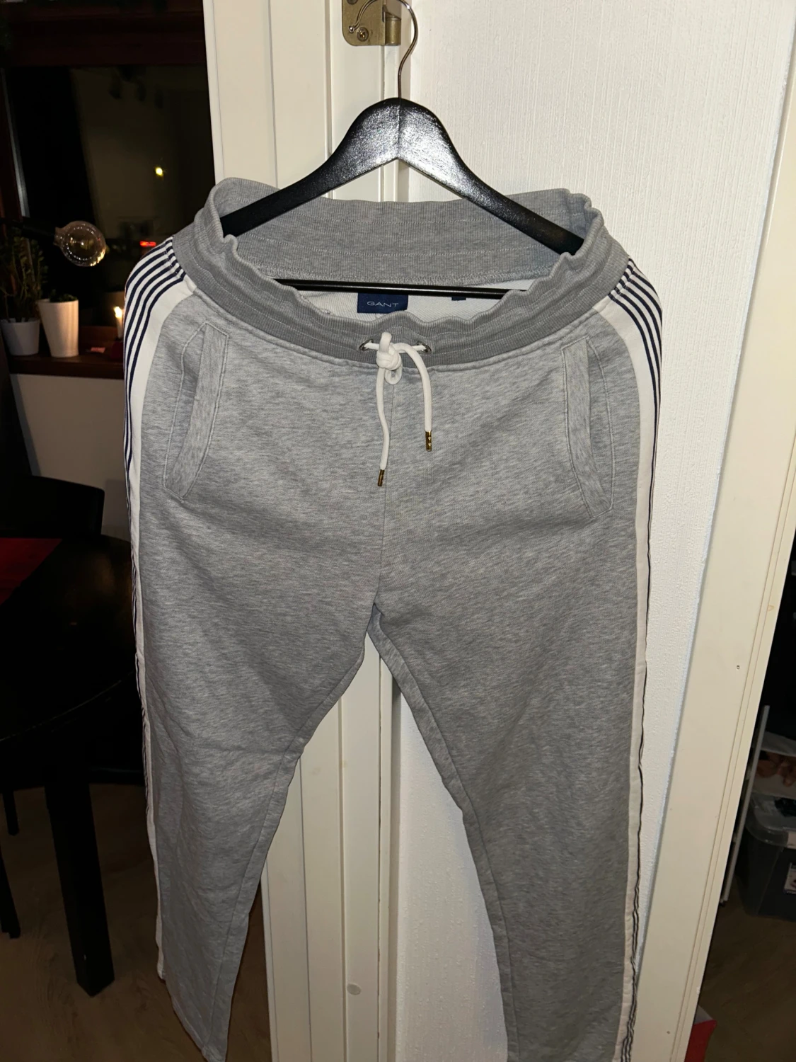 Grå mjukisbyxor från GANT med ränder