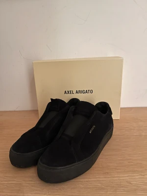 Hel svarta Axel arigato mocka! - Som ni såg på sista bilden så är den bara lös uppe och inte nere så där sitter fortfarande på. Det där uppe går någ och fixa med lim. Pris kan diskuteras 