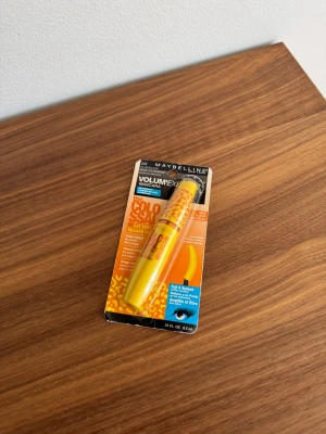 Mascara från Maybelline - Färgen är svart. Helt ny och oanvänd.