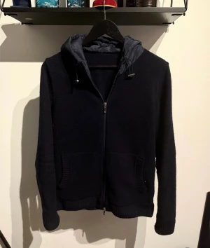 Gran Sasso Cardigan - Tja! Säljer denna sjukt schyssta och unika Gran Sasso Cardigan! Skick 10/10 ( Knappt använd )  Det ända är att tagen har lossnat men den följer med vid köp och går att sy på! Skriv vid några frågor eller funderingar!