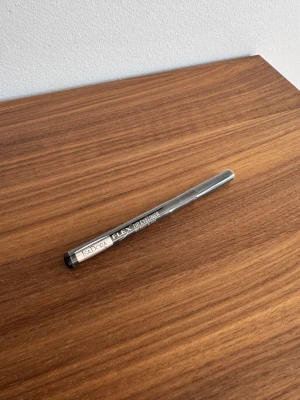 Isadora Flex Tip Eyeliner - Färgen är 80 Deep Black. Helt ny och plomberad. Nypris är 159 kr.