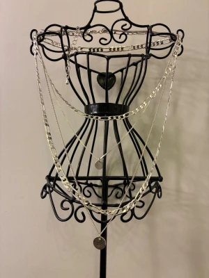 Silvriga halsband  - Silvriga lager på lager halsband med Kedjedesign. 