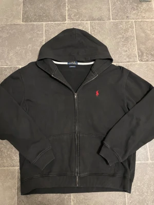Ralph Lauren Zip Up - En fet Ralp Lauren zip up som passar perfekt nu till det kyliga vädret! Tyvärr finns det ingen storleks tag men tröjan är som en M-L! Den är i bra skick! Pris är ej hugget i sten så kom gärna med prisförslag!