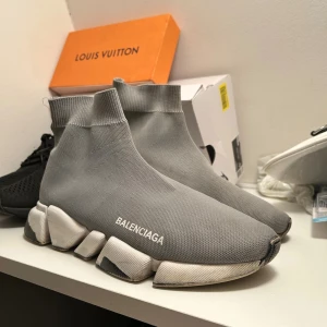 Skor - Används ej längre har inga större skador förutom litet hål man ser på tredje bilden. Smutsiga nu men tvättas o fotas privat innan dem postas! 