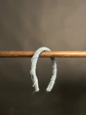 Himmelsblå smal swirl - Smalt diadem i modellen swirl, färgen himmelsblå. Sitter lätt och bekvämt på huvudet.🩵