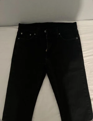 Svarta Levi's 510 skinny jeans W30 L30 - Svarta Levi's 510 skinny jeans med klassisk femficksdesign och röd Levi's-tag på bakfickan.     Skick: 8/10  ingen skador på den och nästa aldrig använt den har bara legat i garderob länge och dax o sälja den kontakta mig vid intresse💯 