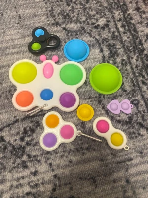  Stress leksaker till barn  - Säljer mina gammal popit och andra jag lägger ett pris men vi kan alltid prata om priset för snabb affär!! 