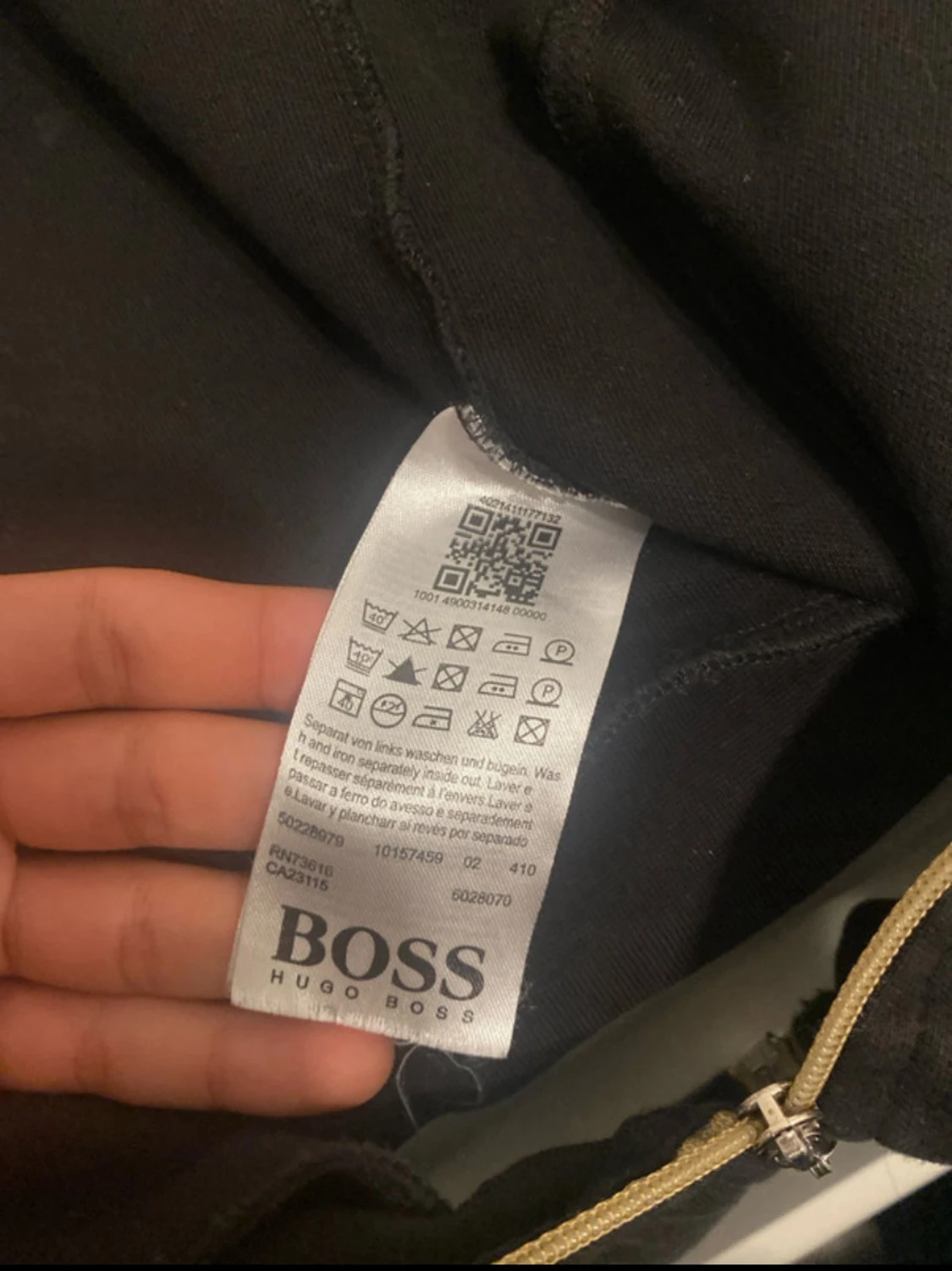 Svart hoodie från Hugo Boss med gul dragkedja - 2