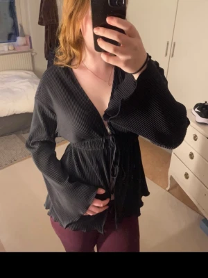 Svart topp - Super snygg svart topp från Gina tricot! Passar perfekt att ha över en klänning/tröja men funkar också att bara ha som den är 💞 hör gärna av dig vid frågor och köp helst med Instabox då jag skickar snabbast där 😊