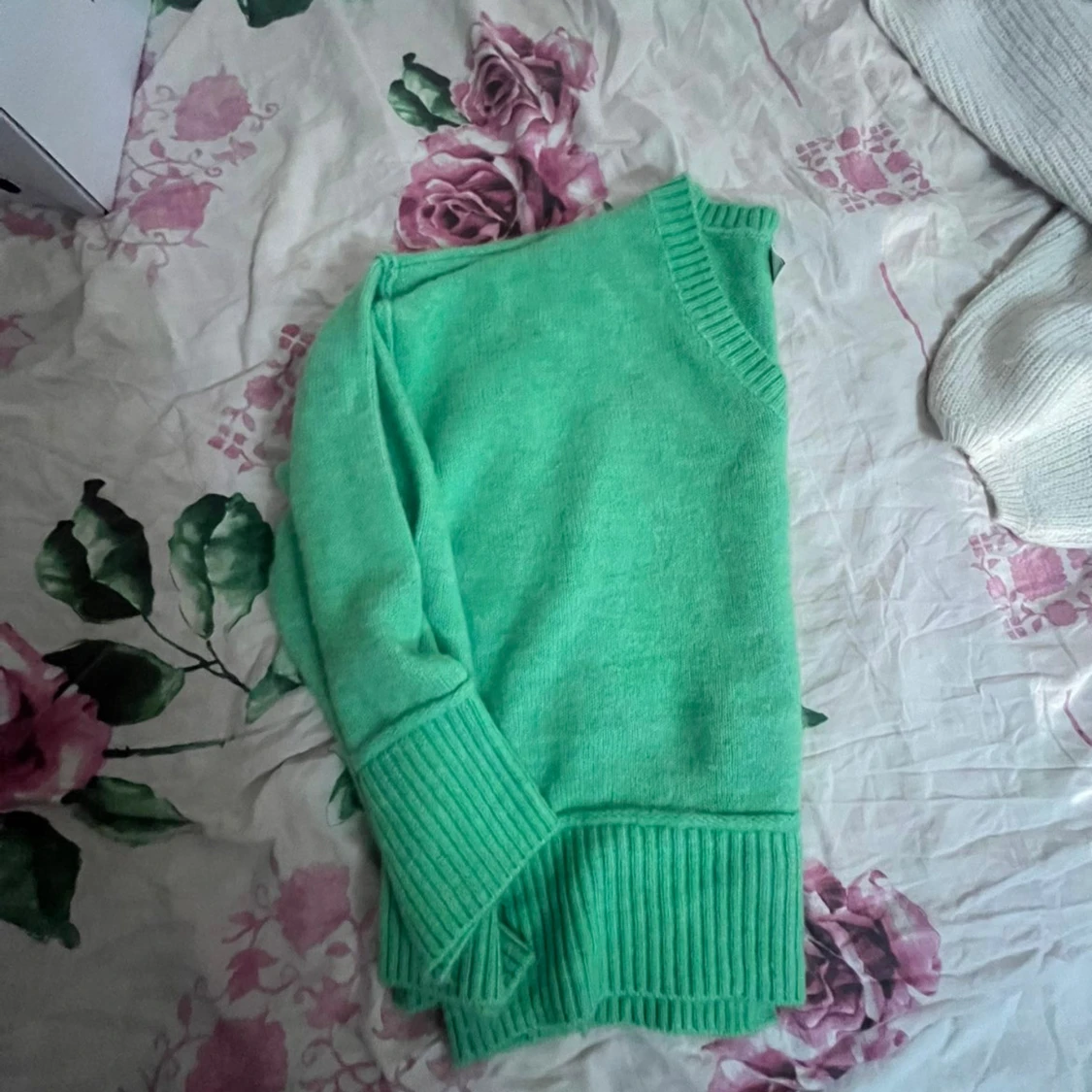 Grön stickad v-ringad tröja - 1