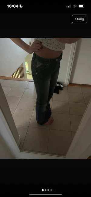 Blå bootcut jeans från Samba P - Lowwaisted bootcut flare jeans från Samba P i storlek 38🌸  Innerbensmått 83 cm Ytterbensmått 107 cm Midjemått rakt över 36 cm fast stretchigt och då 39 cm Midjehöjd 21 cm