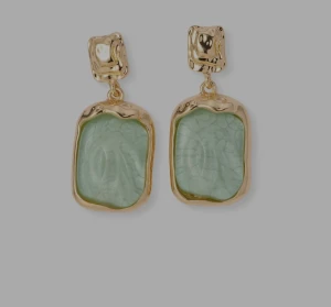 Guldfärgade örhängen hängande gröna plattor - Guldfärgade örhängen hängande gröna plattor . Ej använda. Helt nya. 