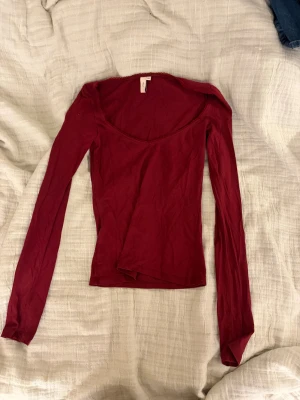 vinröd tröja - superfin vinröd tröja från nelly💕💕
