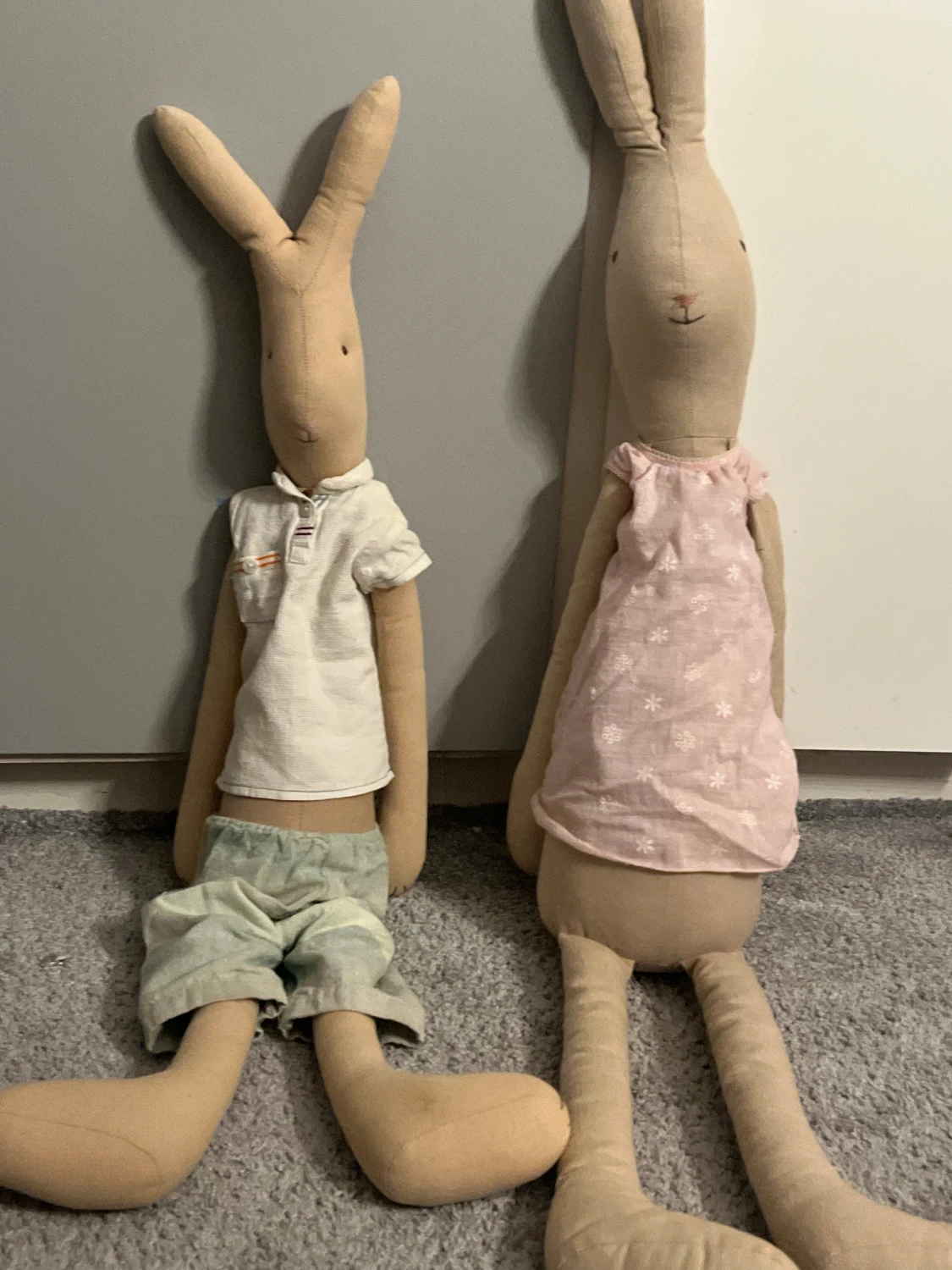 Två stycken kaniner till prydnad med kläder till  - 2