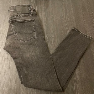 Jack & Jones jeans - Säljer dessa jäkligt snygga jeans från Jack and Jones då dom har blivit för små. Svarta jeans med lite ljusare färg nerför benen. Skick: 9/10 har använts sparsamt, storlek 28/30. Perfekta nu inför vintern ❄️👀