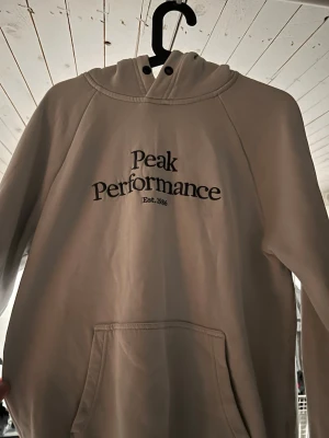 Peak performance hoodie - Tjena! Nu säljer min peak performance hoodie då jag har växt ur den. Tröjan är i ett väldigt bra skick då jag nästan aldrig änvänt den. Skriv gärna ifall du har några frågor//Alvin