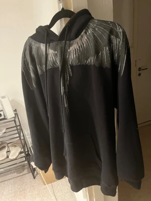 Marcelo burlon hoodie - En väldigt fin och stilren hoodie från Marcelo burlon i väldigt fint skick