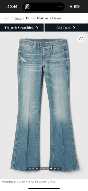 Blå bootcut jeans från Diesel - Snygga mediumblå jeans från Diesel med bootcut passform och dubbla knappar i midjan. Jeansen har framfickor med cool detalj och är tillverkade i klassiskt jeansmaterial. Perfekta för dig som gillar retrovibbar och vill sticka ut. Det är för stora för mig så vill sälja dem. 