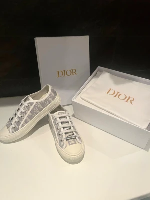 Helt Nya!!! Walk'n'Dior Sneakers - Helt oanvända Walk'n'Dior Sneaker! Storlek 39, säljer pga returtiden gått ut. Kvitto medföljer samt box med mera!