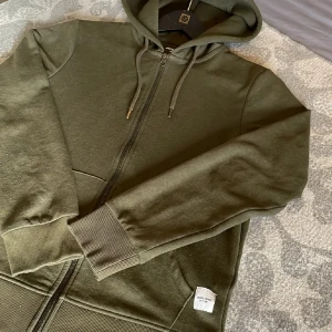 Jack & Jones hoodie. - Tja! Nu säljs denna sjukt snygga Jack & Jones hoodie. Skick 9/10 Inga defekter. Nypris ligger runt 749kr men säljer nu för endast 150kr Hör gärna av er vid minsta lilla fundering! 