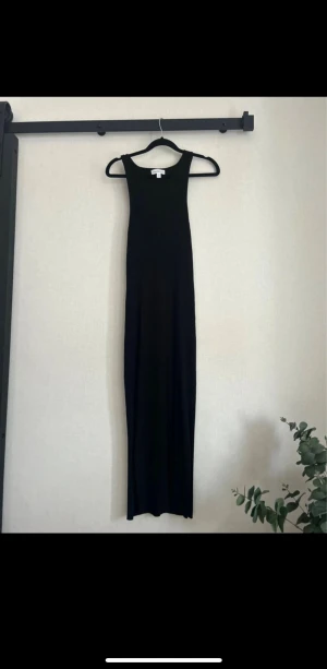 Svart lång ribbad klänning Calvin Klein  - En svart, ärmlös långklänning med ribbad struktur från Calvin Klein. Strl L men passar allt från m-xl, mycket stretchig 