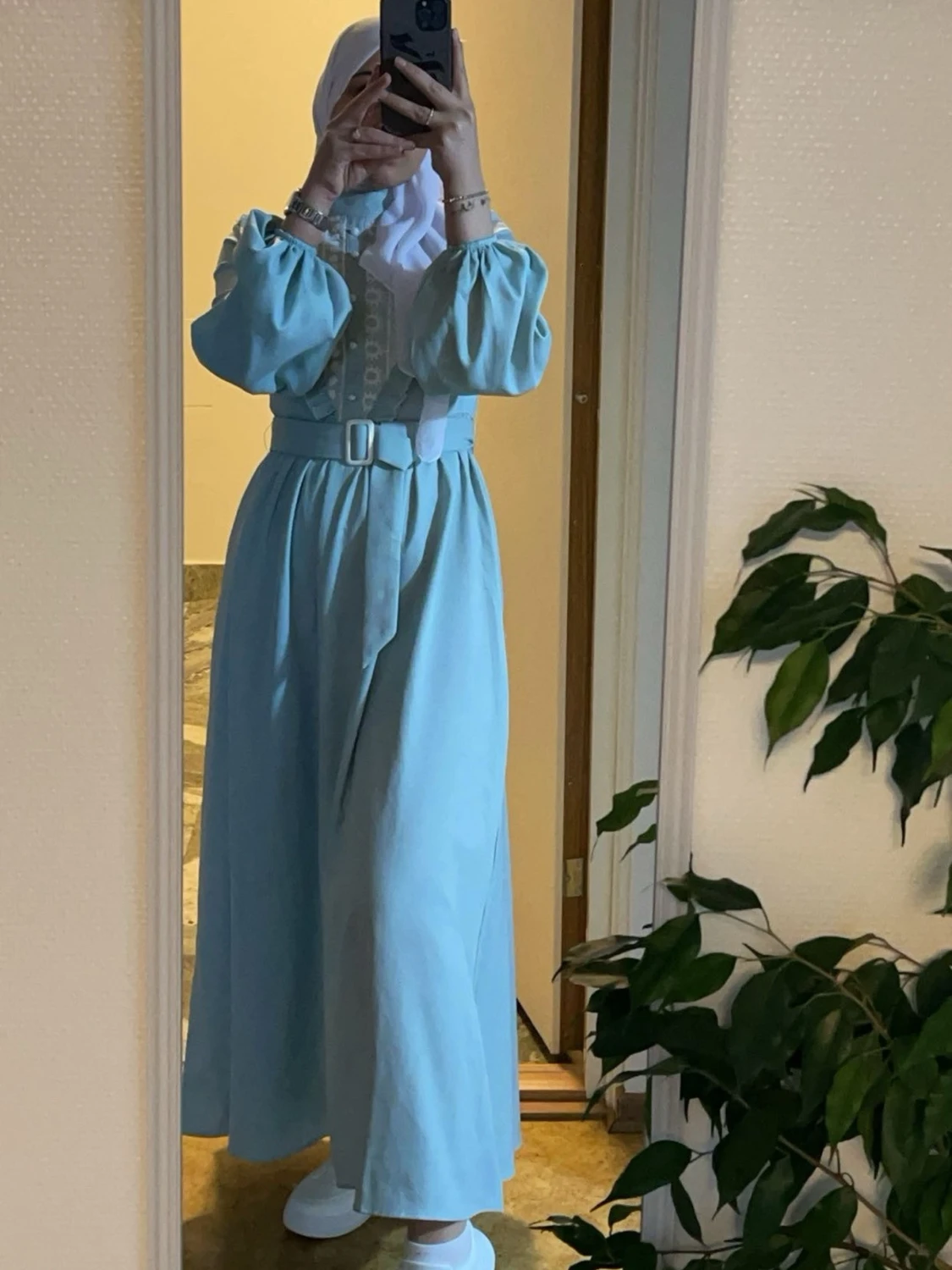 Ljusblå långklänning med bälte - 1