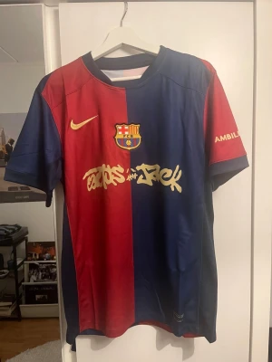 FC Barcelona Cactus Jack  - En fin Barca tröja med cactus Jack på framsidan och Raphinha 11 på baksidan.