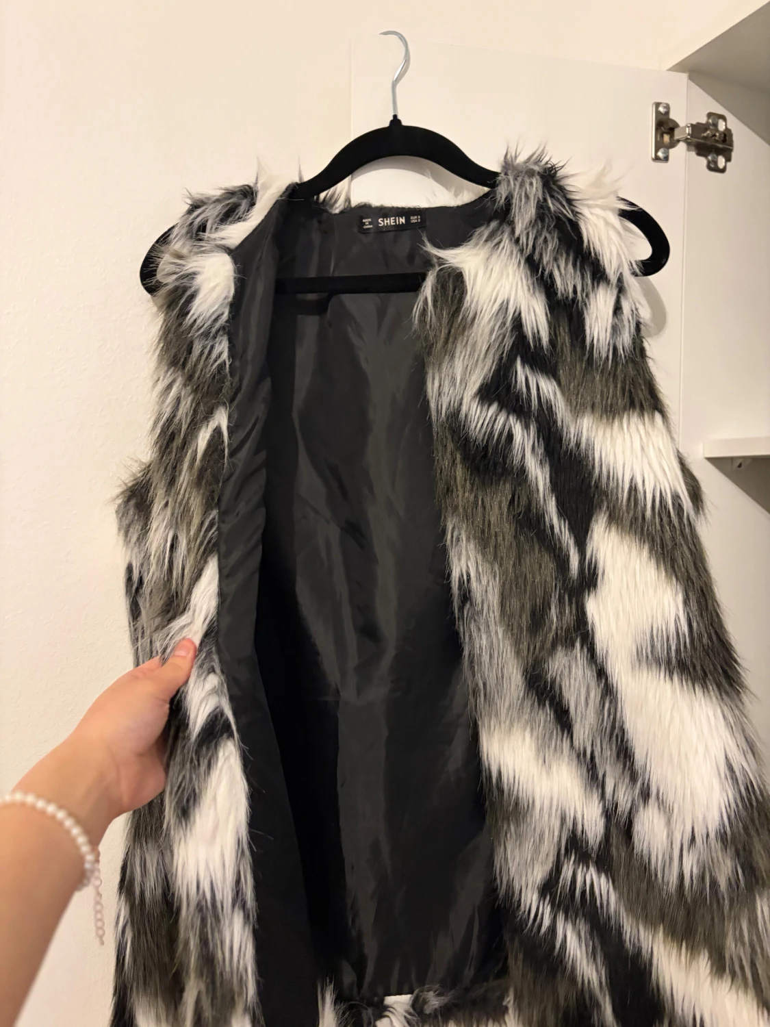 Svartvit pälsväst från SHEIN - 1
