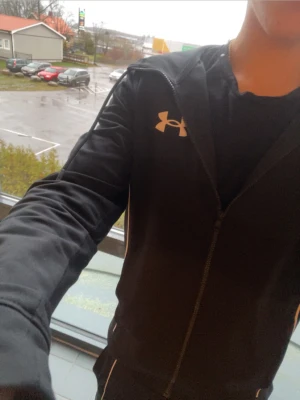 Under armor dress  - Svart fet märkes dress. Nytt skick. Inte min stil längre de är därför jag säljer. 