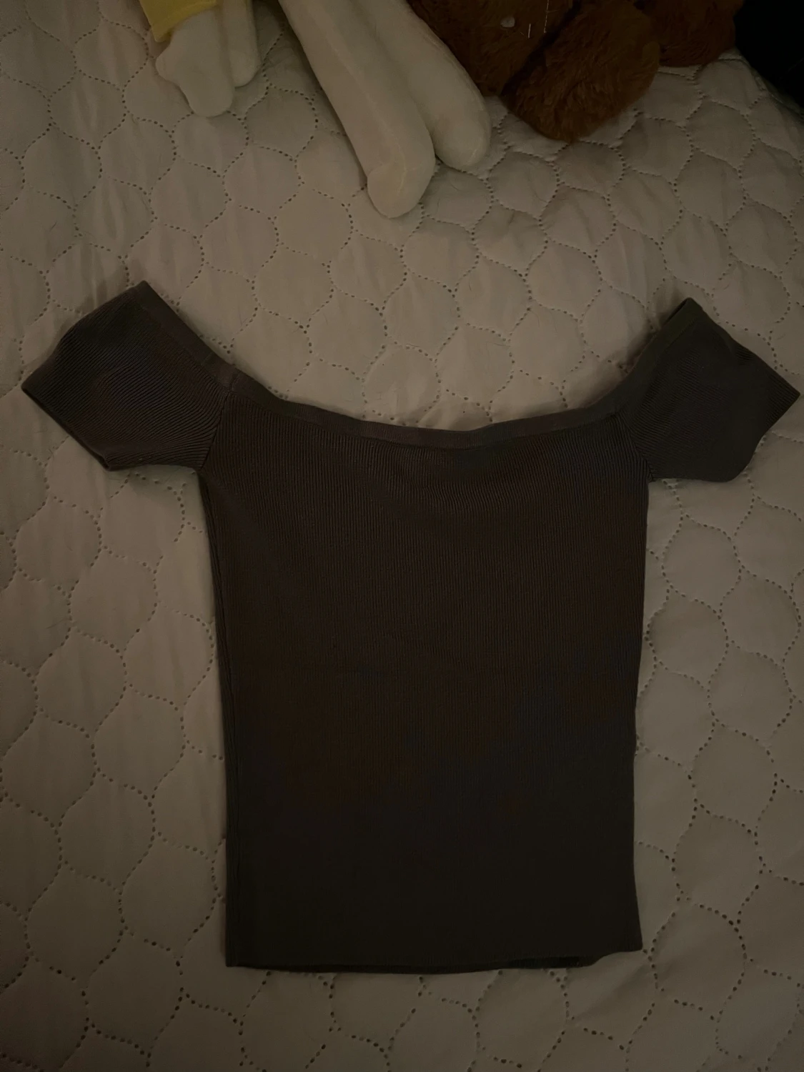Mörkgrå ribbad offshoulder topp