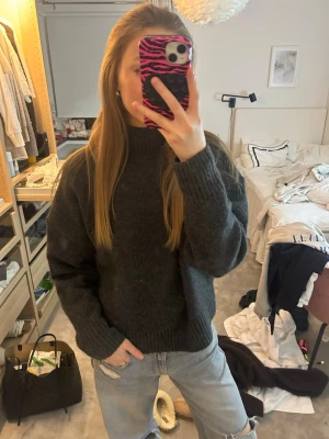 Mörkgrå stickad polotröja - Säljer denna fina stickade polotröjan från zara🥰