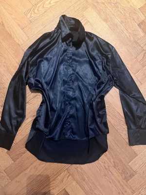 Stilren svart skjorta – perfekt till alla outfits!  - Säljer en elegant och mångsidig svart skjorta i toppskick. Passar lika bra till vardag som till fest – enkel att styla och alltid rätt!  ✔️ Bekväm passform ✔️ Snygg, tidlös design ✔️ Perfekt skick – knappt använd