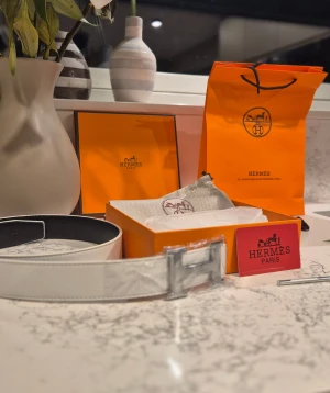 Vitt H bälte [Kvitto finns, vid förfrågan] - Säljer mitt Herrmew bälte, på grund av resell. Kvitto fins!