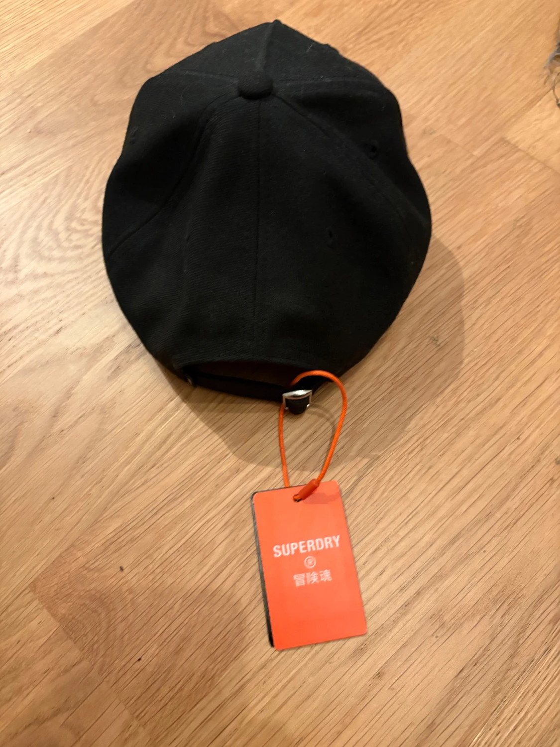 Svart Superdry keps med broderi - 1