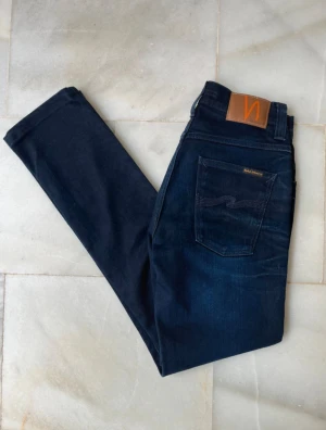 Nudie jeans Grim Tim - Snygga nudie jeans Grim Tim, knappt använda, storlek W30,L34 (bredd 37cm, längd 103cm. Nypris 1599kr