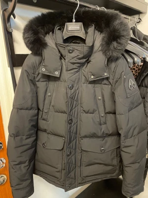 Svart pufferjacka Moose Knuckles - Matt svart Moose Knuckled jacka limited edition med svart päls köpt från johnells med kvitto tillgänglig. Slutsåld och hög efterfrågan på jackan. Är i nästan helt nytt skick och nyligen kemtvättad. 