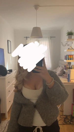 Grå stickad kofta från Lindex! - Grå kofta från Lindex i storlek XS/S, skriv för fler frågor!😇💗