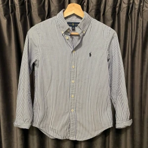 Ralph Lauren skjorta - Ralph lauren skjorta - vit/blå randig - skick 9/10, mycket bra skick! - storlek 12y, XXS, 145-150cm - sjukt snygg skjorta - hör av er för mått eller andra frågor🙌