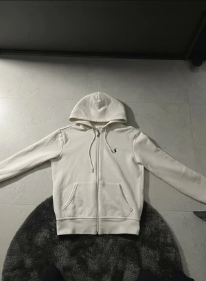 Vit ralph lauren zip - Vit ralph lauren zip up hoodie i storlek s. Köpte den som en julklapp men insåg att den inte skulle passa han så jag tänkte sälja. Helt ny aldrig använts. Pris kan sänkas vid snabb affär.