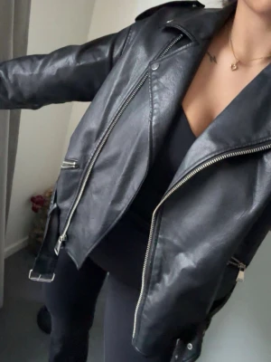 Skinnjacka  - En så fin skinnjacka som är köpt för några år sedan men har knappt kommit till användning, så den är i super fint skick. Nästan som ny. Köpt för 699💕