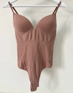 H&M body - säljer denna virala body från H&M i gammelrosa/beige💘💘storlek S, jättebra skick endast testad!🥰