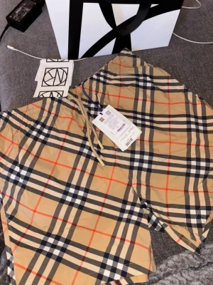 Beige rutiga shorts från Burberry - Säljer ett par  Burberry shorts i beige. Senaste modellen köpt för 4800kr aldrig använda. Med kvitto
