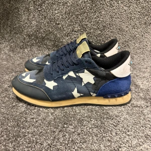 Valentino Rockrunner Skor  - ‼️VI TAR EJ BYTEN‼️Valentino Rockrunner Skor | Skick: 8/10 | Storlek 42 sitter större 42,5-43 | Fraktar inom 24H efter köp på köparens bekostnad 📦💨 | Hör av dig vid minsta fråga eller fundering 💭