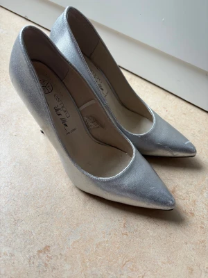 Klackar - Klackar köpta scond hand men från märket Esmara by heidi klum. De har tecken på anvädning men annars inget annat problem.